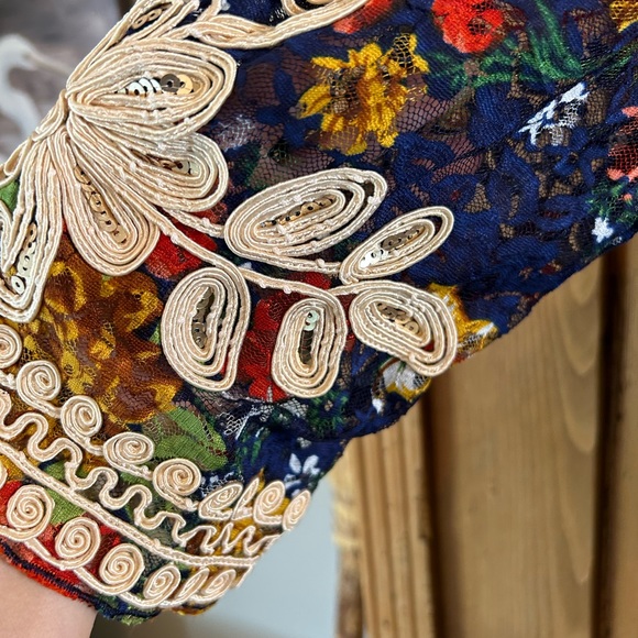 Beautiful tunic with sequence and lace royal blue floral NWOT Size medium - Picture 3 of 4